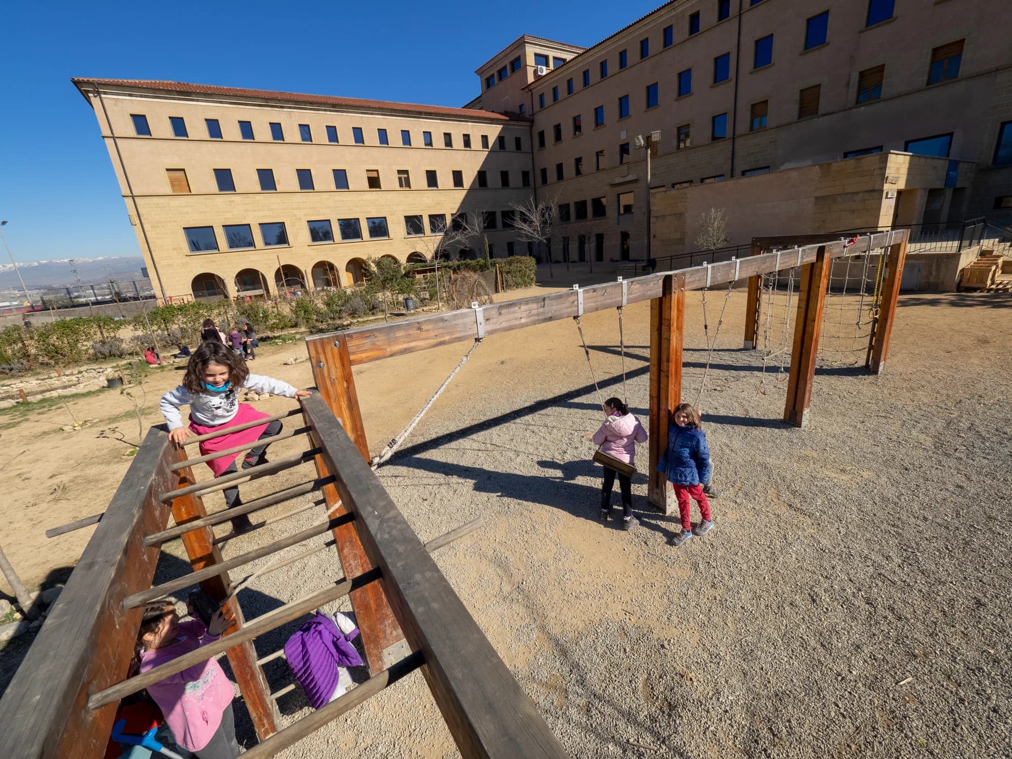 Façana del Seminari de Vic, on hi ha l'escola, amb infants jugant al pati