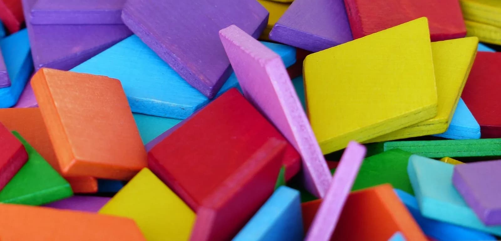 Peces de fusta de colors per al joc lliure