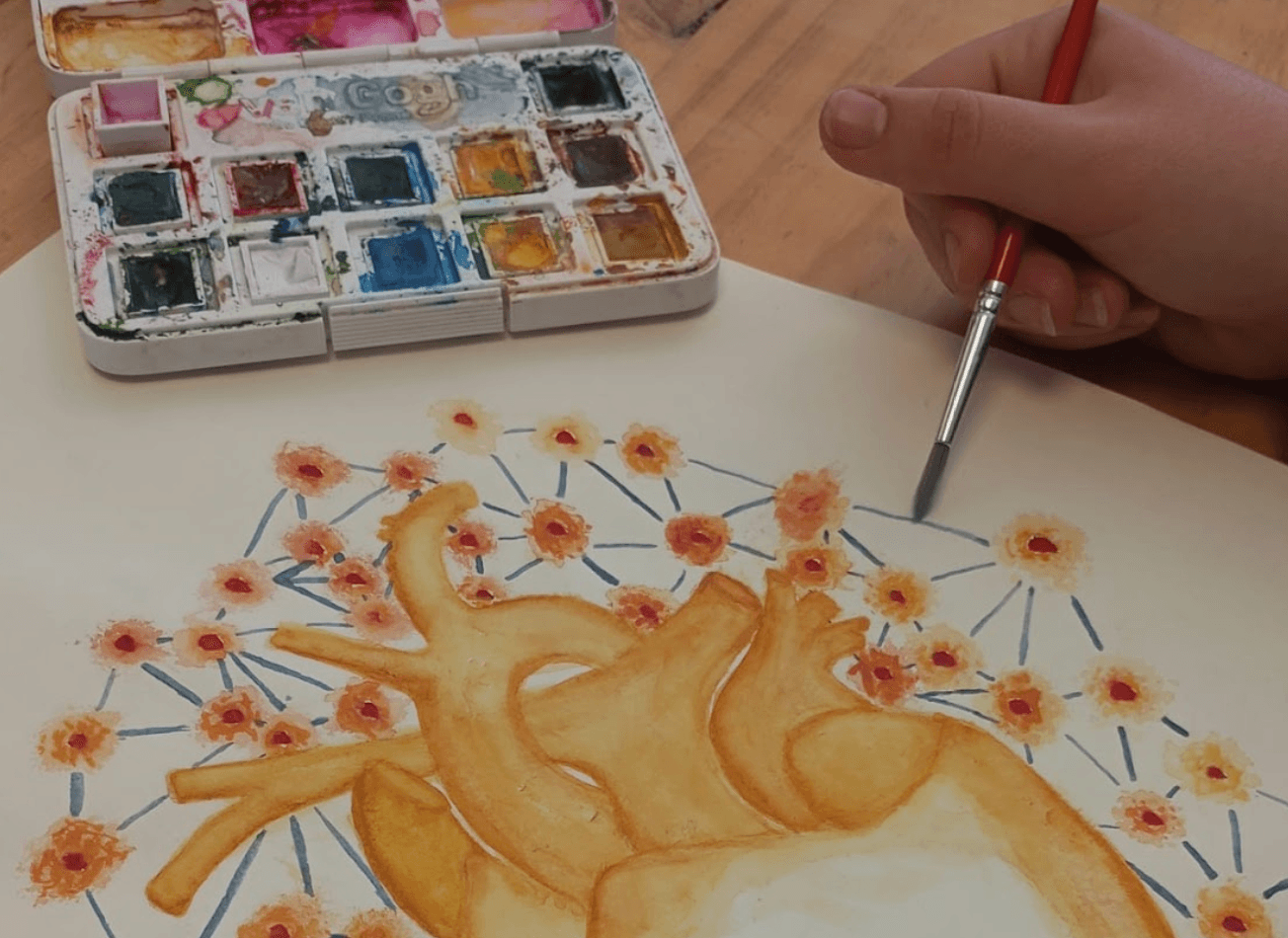 Manos infantiles trabajando con materiales naturales