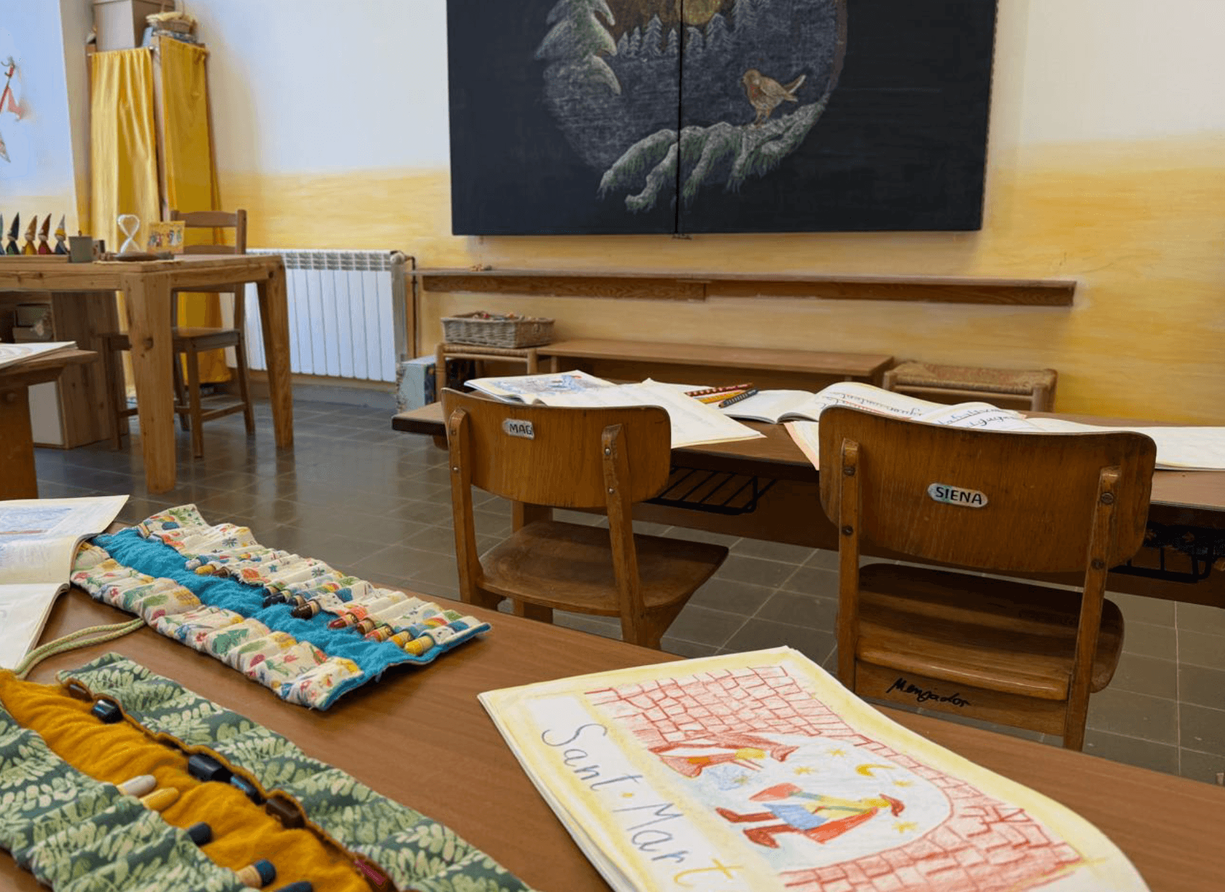 Aula de primària de La Font amb la mestra acompanyant els infants que treballen a les taules